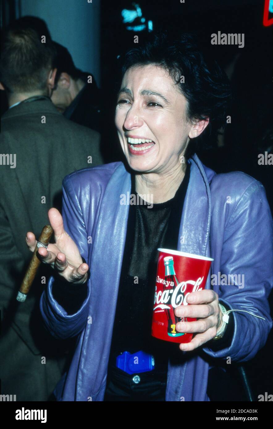 Renan Demirkan mit Zigarre bei der Filmpremiere des Spielfilms 'Der Eisbär' im Cinedom in Köln, Deutschland 1998. Stock Photo