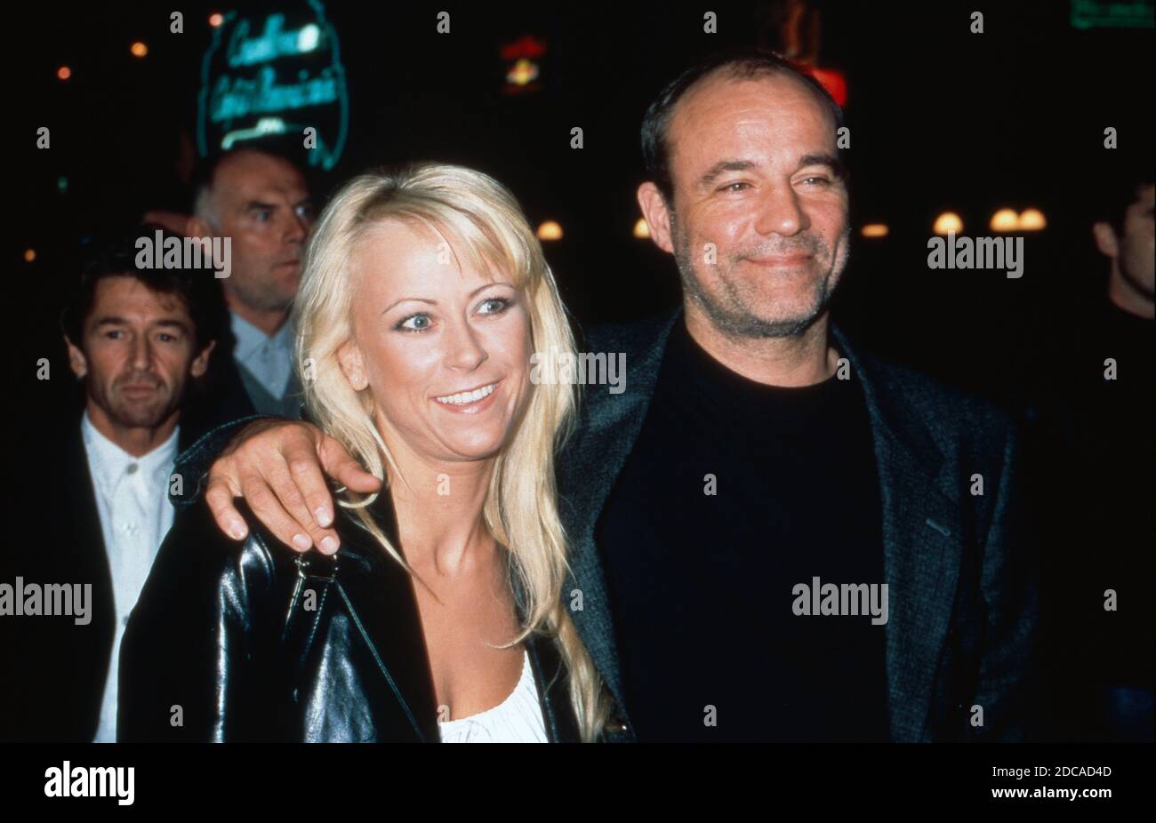 Jenny Elvers und Heiner Lauterbach bei der Filmpremiere des Spielfilms 'Der Eisbär' im Cinedom in Köln, Deutschland 1998. Stock Photo