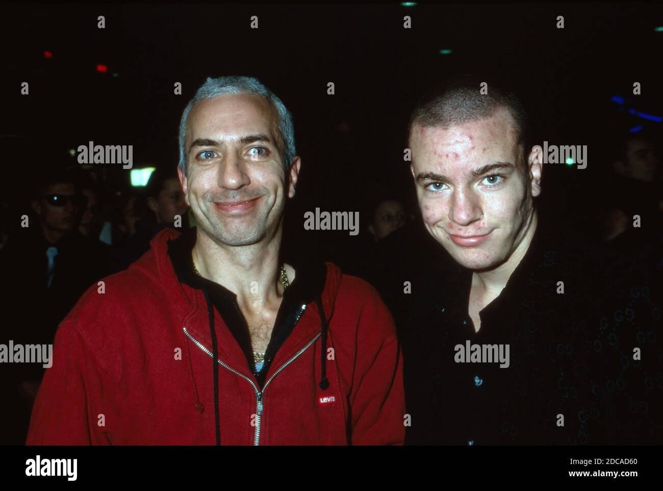 Schauspieler Ralf Richter (links) bei der Filmpremiere des Spielfilms 'Der Eisbär' im Cinedom in Köln, Deutschland 1998. Stock Photo