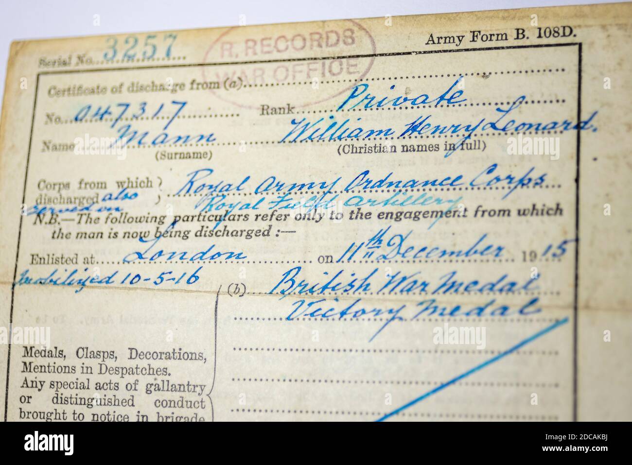 First World War discharge certificate issued by the Under Secretary of State, The War Office, London, SW1. Army form B 108D. Ordnance Corps Stock Photo