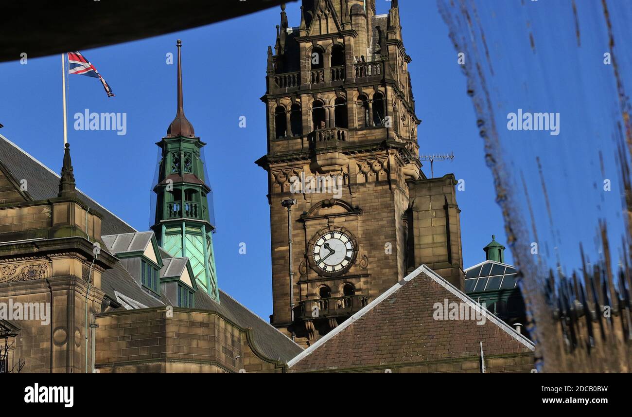 Sheffield Town Hall tower, clock and gardens fountain Stock Photo Alamy