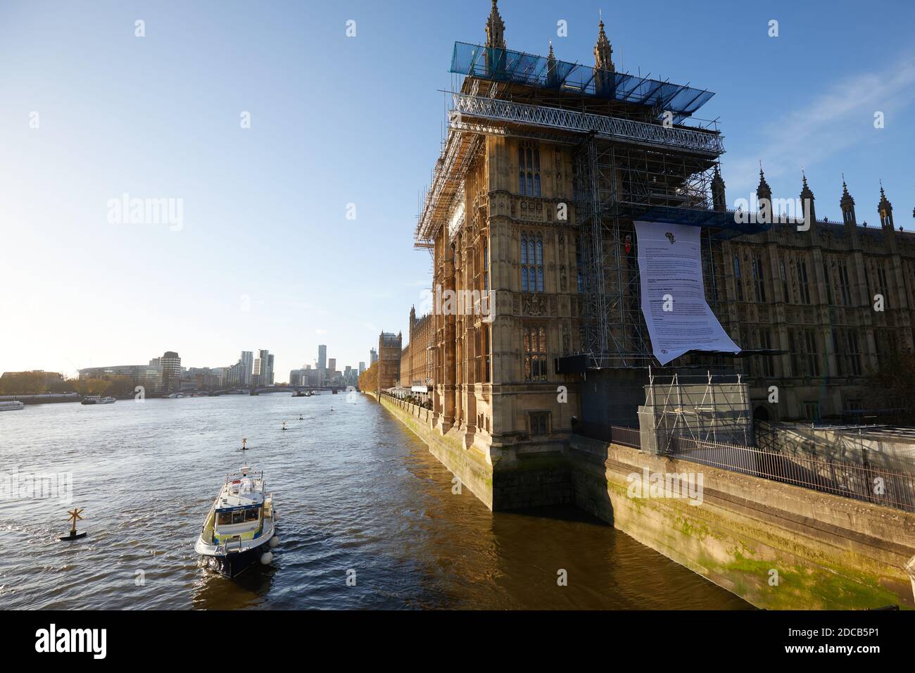 London, UK. - 12 Nov 2020: Police surround demonstrators from the protest group Africans Rising, who have unfurled a large banner on building works at the the side of the Houses of Parliament. Stock Photo