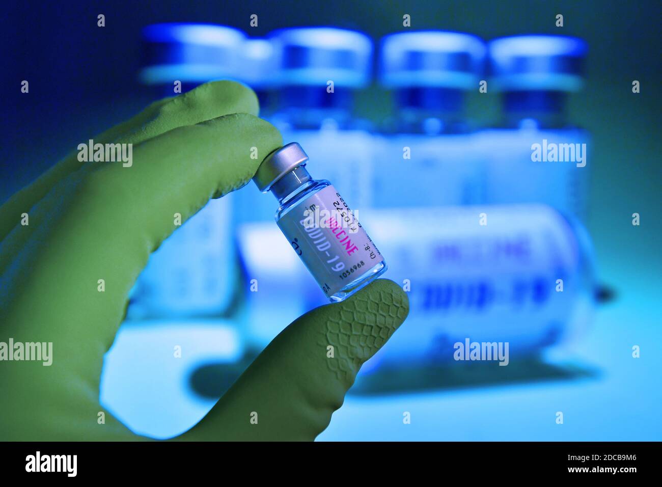 Hair, Deutschland. 20th Nov, 2020. Topic picture, symbol photo: Corona vaccine. A hand wrapped in a rubber glove holds a vaccination jar, | usage worldwide Credit: dpa/Alamy Live News Stock Photo