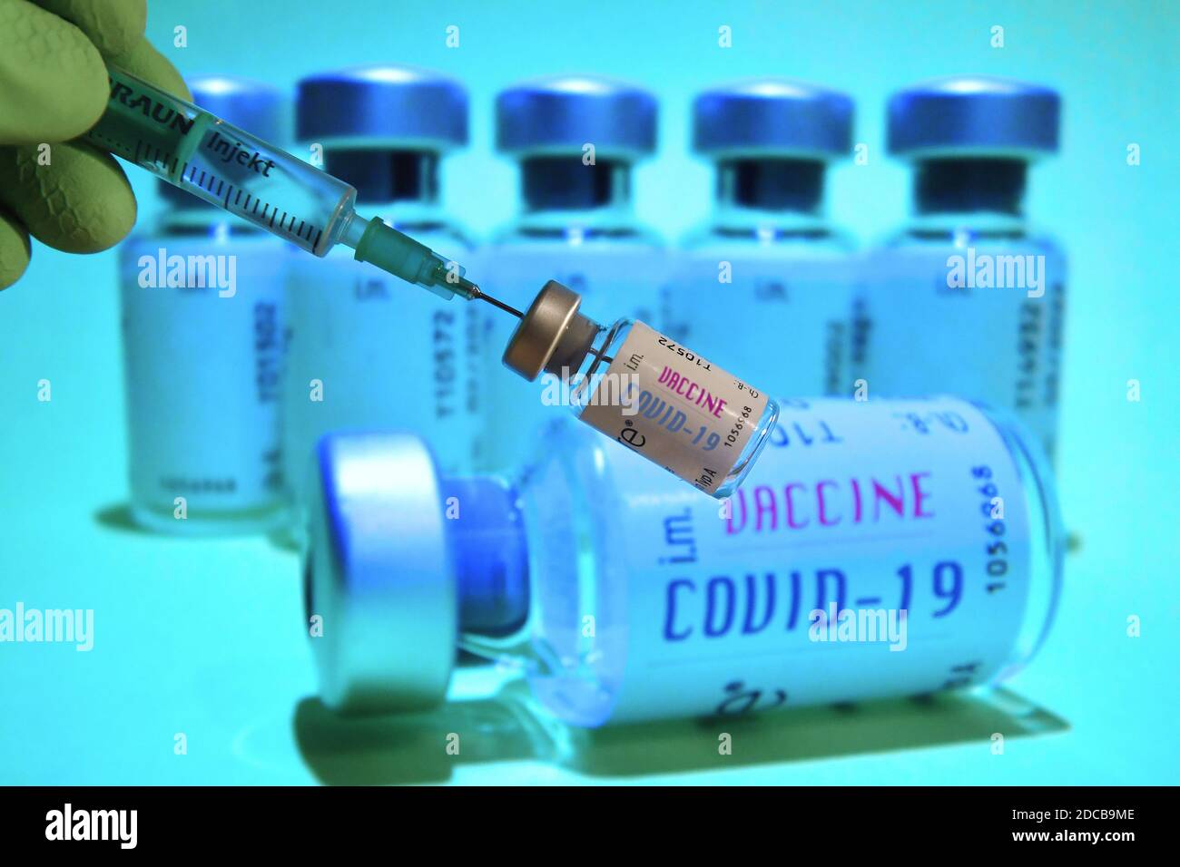 Hair, Deutschland. 20th Nov, 2020. Topic picture, symbol photo: Corona vaccine. A hand wrapped in a rubber glove holds a disposable syringe, syringe, vaccination syringe and a vaccination can, | usage worldwide Credit: dpa/Alamy Live News Stock Photo