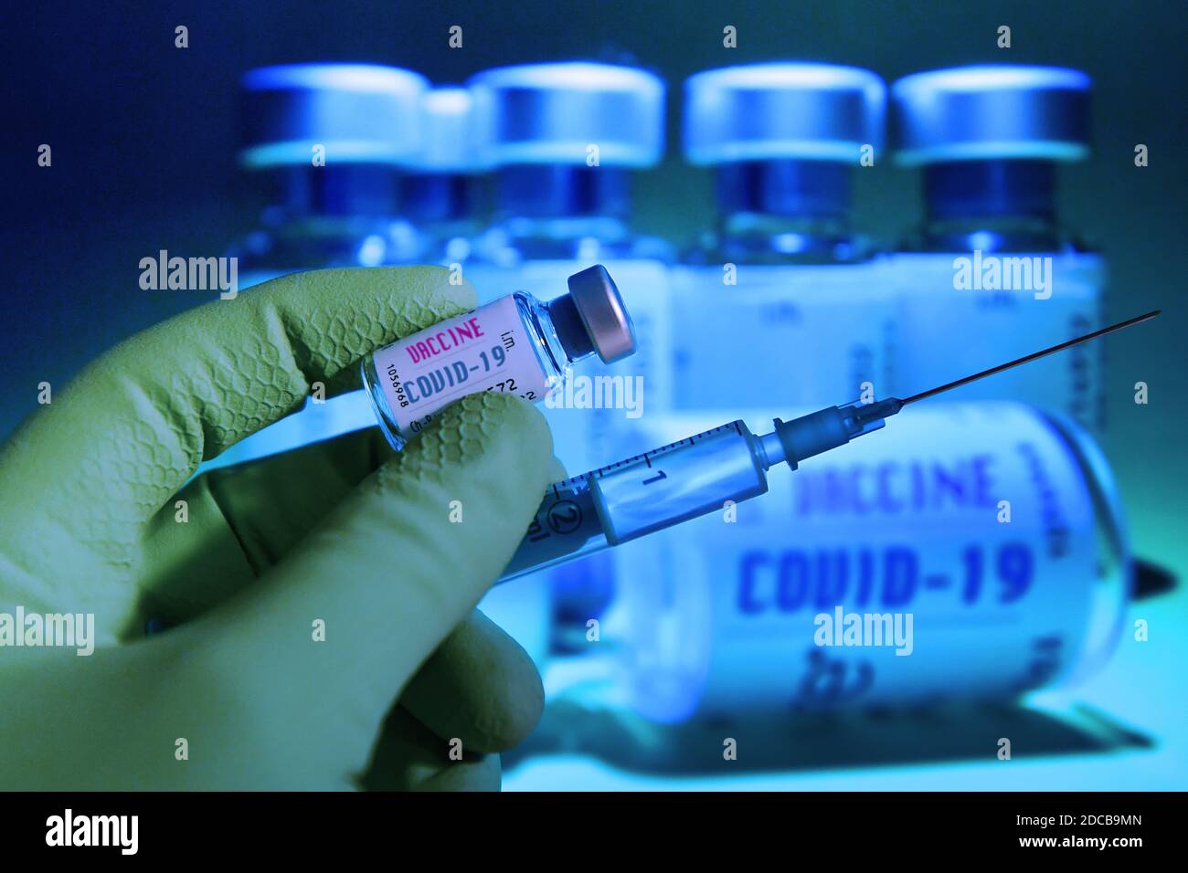 Hair, Deutschland. 20th Nov, 2020. Topic picture, symbol photo: Corona vaccine. A hand wrapped in a rubber glove holds a disposable syringe, syringe, vaccination syringe and a vaccination can, | usage worldwide Credit: dpa/Alamy Live News Stock Photo