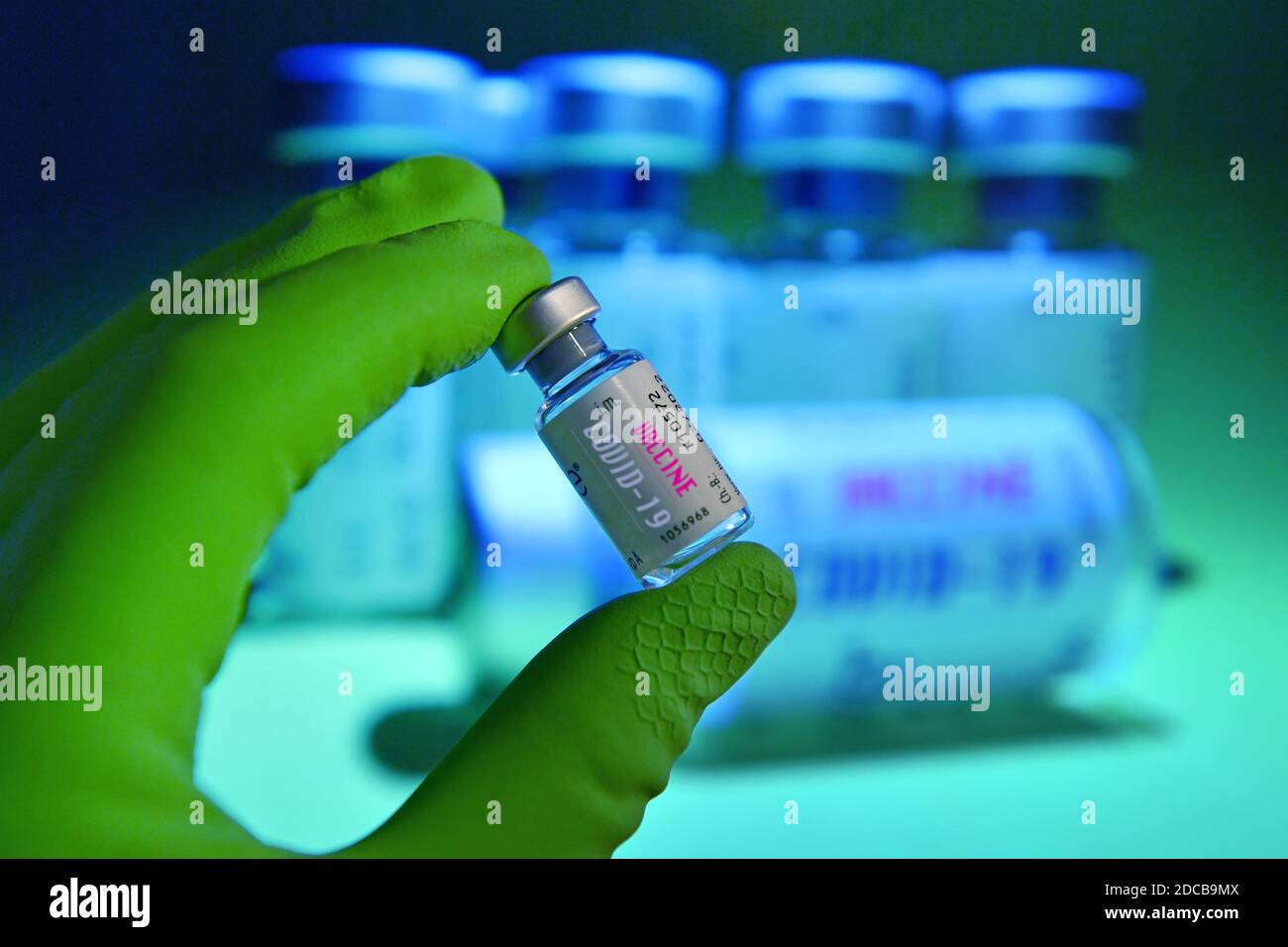 Hair, Deutschland. 20th Nov, 2020. Topic picture, symbol photo: Corona vaccine. A hand wrapped in a rubber glove holds a vaccination jar, | usage worldwide Credit: dpa/Alamy Live News Stock Photo