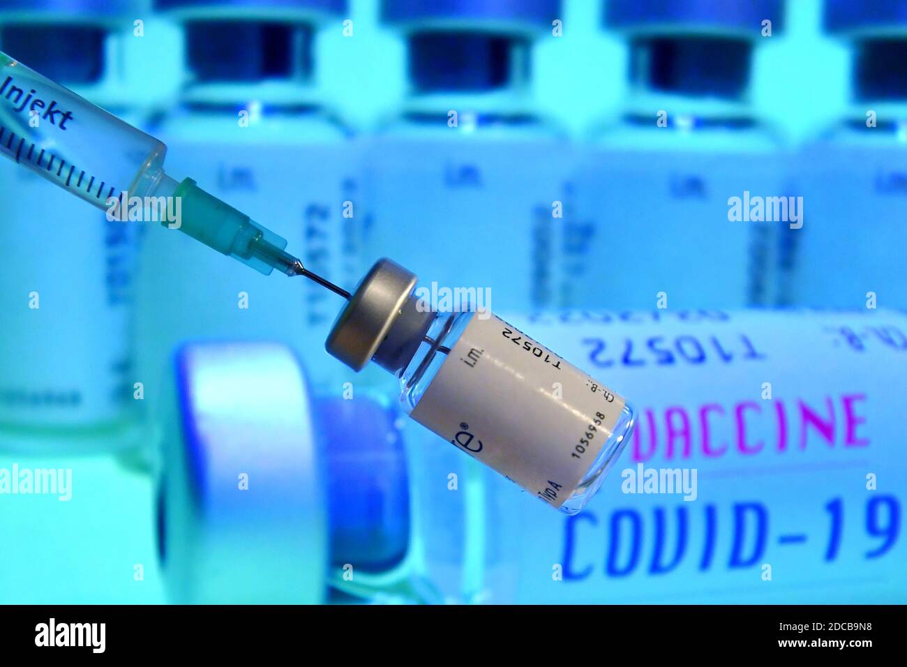 Hair, Deutschland. 20th Nov, 2020. Topic picture, symbol photo: Corona vaccine. A hand wrapped in a rubber glove holds a disposable syringe, syringe, vaccination syringe and a vaccination can, | usage worldwide Credit: dpa/Alamy Live News Stock Photo