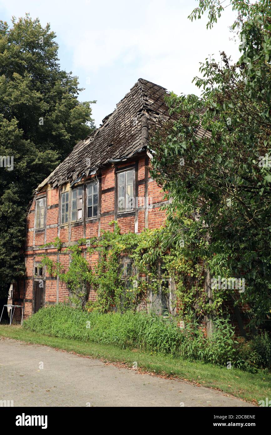 nicht mehr genutztes traditionelles Bauernhaus aus Fachwerk und Backsteinen, dem Verfall überlassen, Oetzen, Niedersachsen, Deutschland Stock Photo