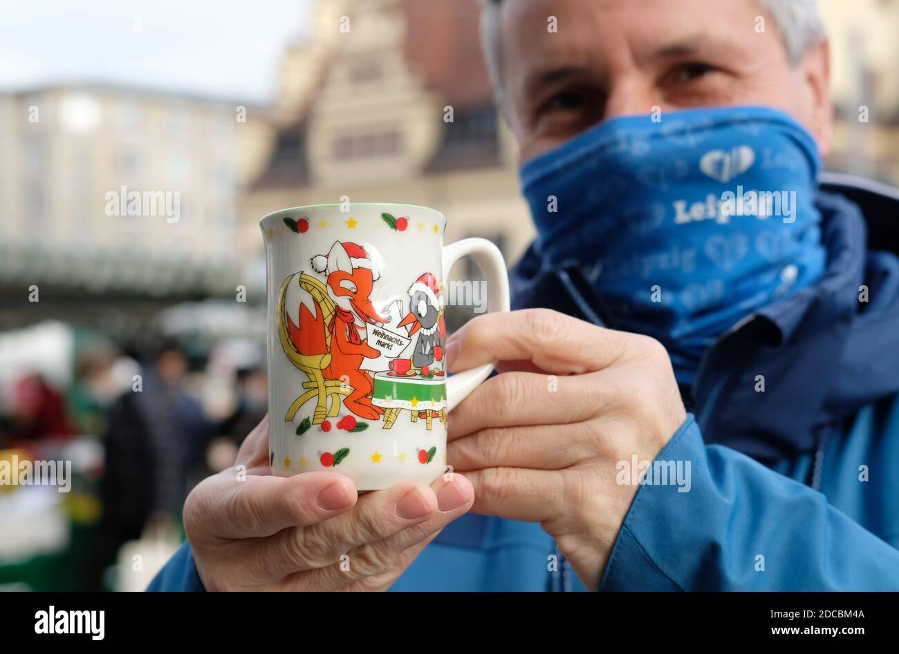 Leipzig, Germany. 20th Nov, 2020. Walter Ebert, head of the Leipzig Market Office, holds a children's cup from the Leipzig Christmas Market of the year 2020 with Mr. Fuchs and Mrs. Elster from the Sandman. In recent years there has been a huge rush for the collector's items, which were later resold on the Internet for high prices. Because the Christmas market is cancelled, the cups will only be available for purchase online. Credit: Sebastian Willnow/dpa-Zentralbild/dpa/Alamy Live News Stock Photo