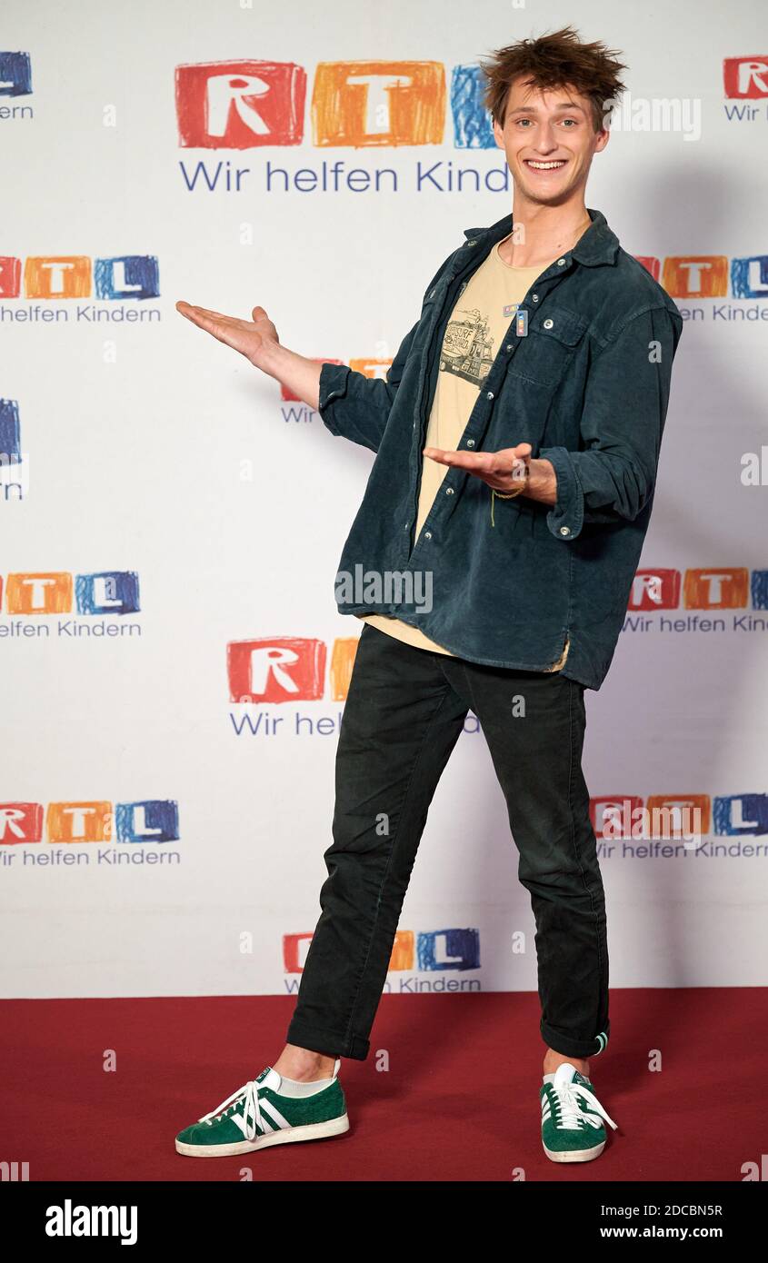20 November 2020, North Rhine-Westphalia, Hürth: Sports climber Moritz Hans  stands in front of a photo wall at the 25th RTL Spendenmarathon. Photo:  Henning Kaiserdpa Stock Photo - Alamy