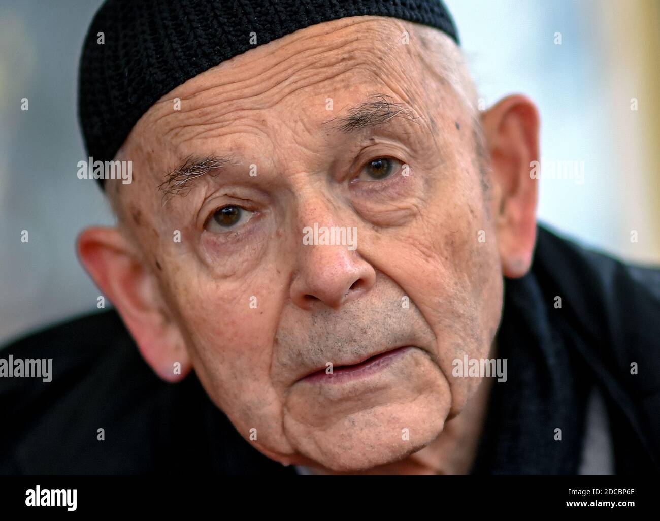 Chemnitz, Germany. 20th Nov, 2020. The Dresden painter and draughtsman Max Uhlig during an award ceremony in Chemnitz. The 'Foundation in honour of Karl Schmidt-Rottluff' has honoured Max Uhlig with its art award. In Uhlig's work painting and drawing are combined 'to form an oeuvre of the highest quality', the jury explained its choice. Credit: Hendrik Schmidt/dpa-Zentralbild/dpa/Alamy Live News Stock Photo