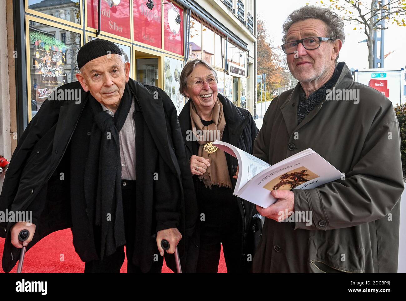 Chemnitz, Germany. 20th Nov, 2020. The Dresden painter and draughtsman Max Uhlig (l) stands next to his wife Angela Simon and the painter, graphic artist and sculptor Michael Morgner. The 'Foundation in honour of Karl Schmidt-Rottluff' has honoured Max Uhlig with its art award. In Uhlig's work, painting and drawing are combined 'to form an oeuvre of the highest quality', the jury, of which Michael Morgner is also a member, explained their choice. Credit: Hendrik Schmidt/dpa-Zentralbild/dpa/Alamy Live News Stock Photo