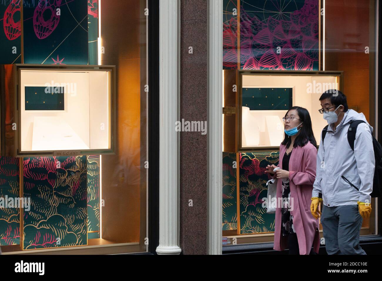 London, UK, 19 November 2020: During England's lockdown some people go window-shopping in London's West End but the jewellers Bulgari have removed all valuables from their window displays while they are closed. Anna Watson/Alamy Live News Stock Photo