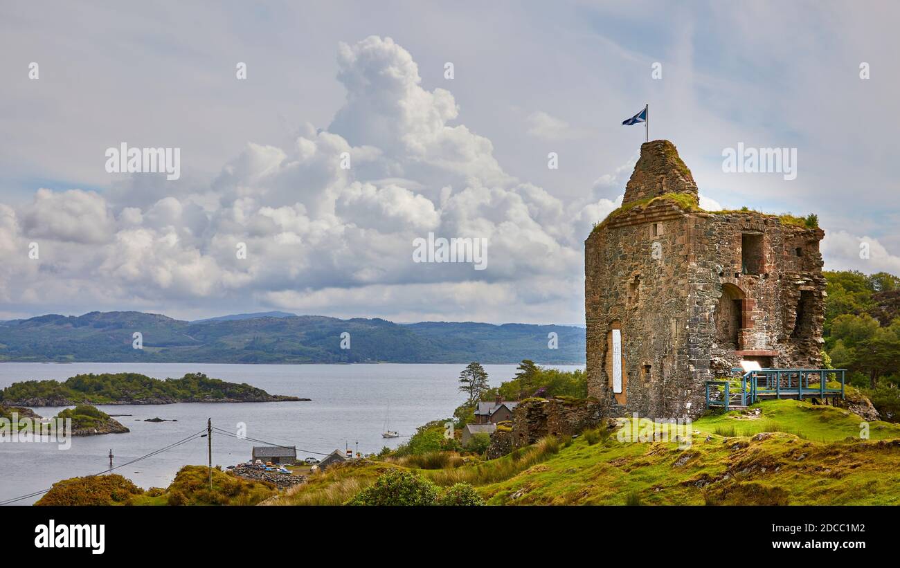 Tarbert Castle with views over Loch Fyne Stock Photo