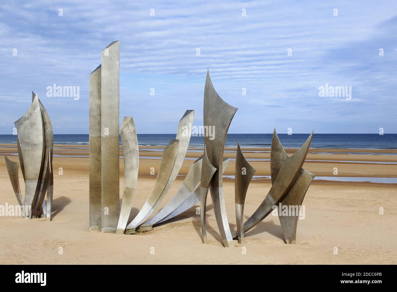 Kriegsdenkmal Omaha Beach Memorial Les Braves am Strand von Omaha Beach, Normandie, Frankreich Stock Photo