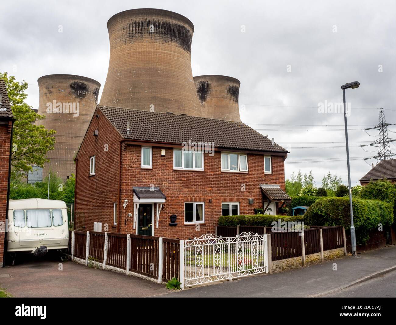 Houses situated in close proximity to the cooling towers at Ferrybridge Power Station. Knottingley, West Yorkshire. Stock Photo