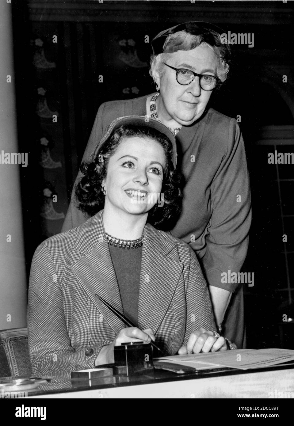 Agatha Christie with actress Margaret Lockwood as the actress signs her contract to appear in Spiders Web before it opens in the West End Stock Photo