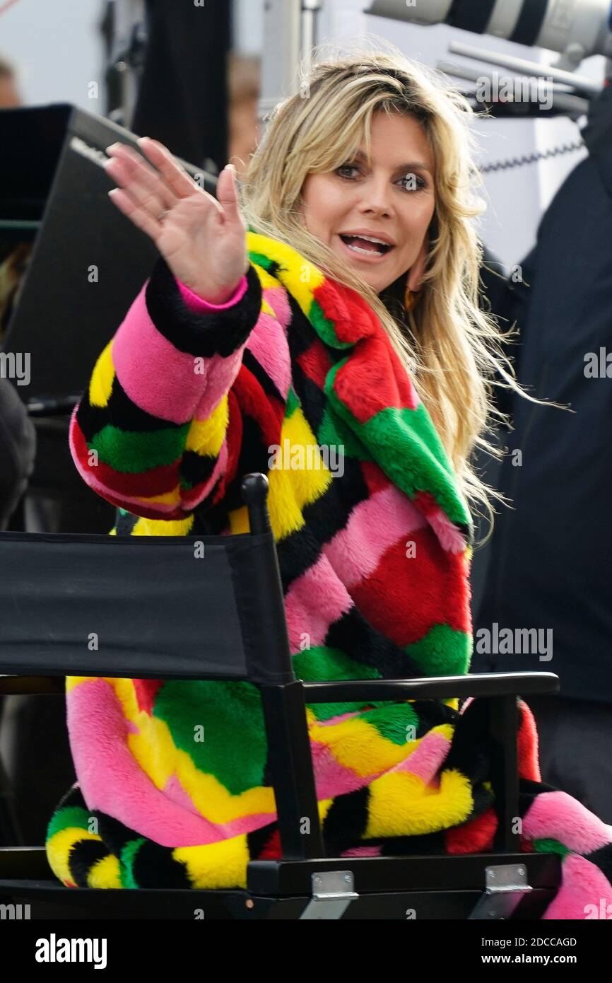 Berlin, Deutschland. 19th Nov, 2020. Heidi Klum during the filming of the  16th season of the Pro7 casting show 'Germany's Next Topmodel' in front of  the Hotel Adlon. Berlin, November 19, 2020