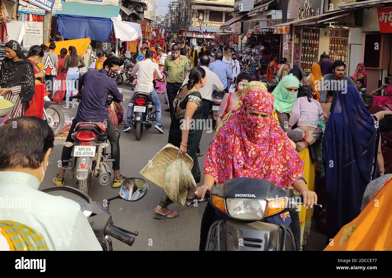 Indore, India. 20th Nov, 2020. Crowd in Rajwada Market during wedding season amid coronavirus pandemic in Indore. The number of COVID-19 cases in India rose to 9,007,296 including 132,230 deaths. (Photo by Sumit Saraswat/Pacific Press) Credit: Pacific Press Media Production Corp./Alamy Live News Stock Photo