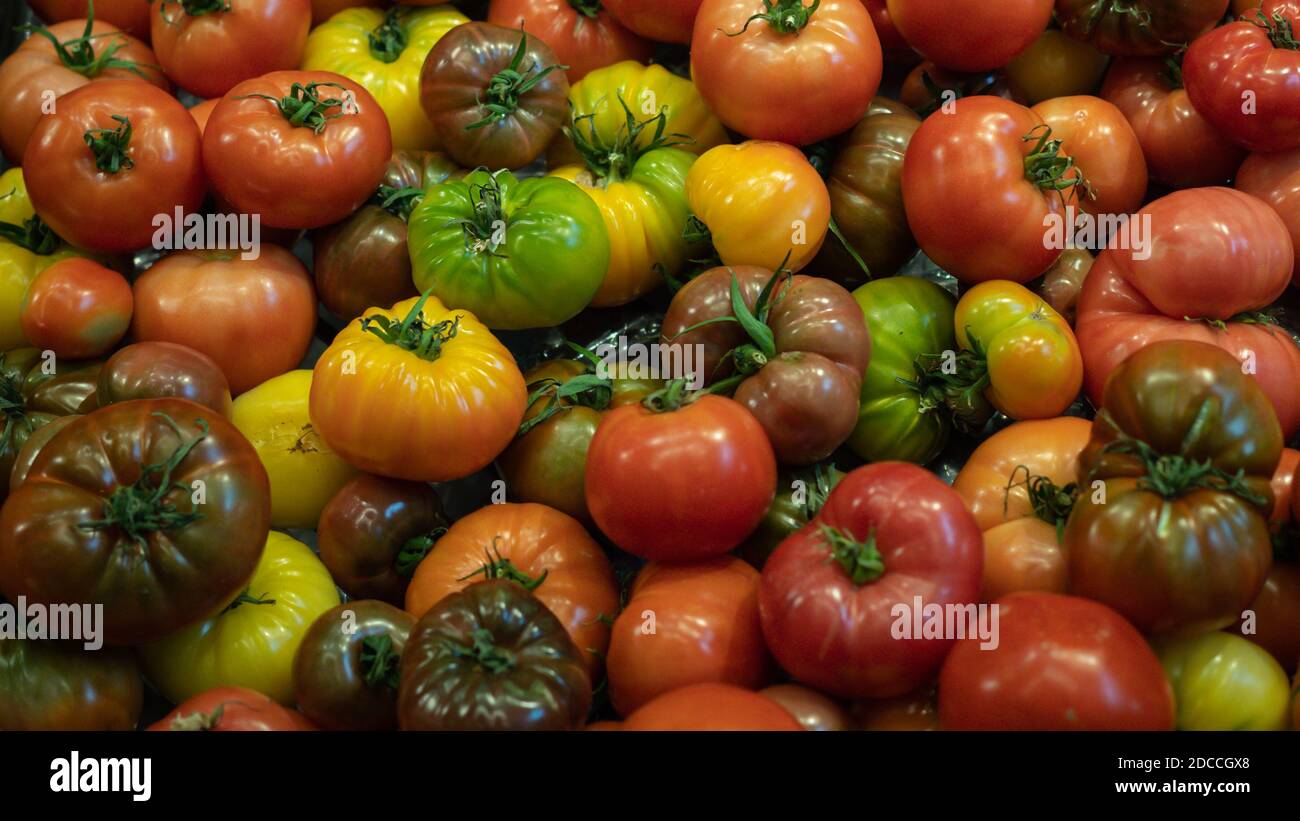 Heritage Tomatoes at a market stall Stock Photo - Alamy