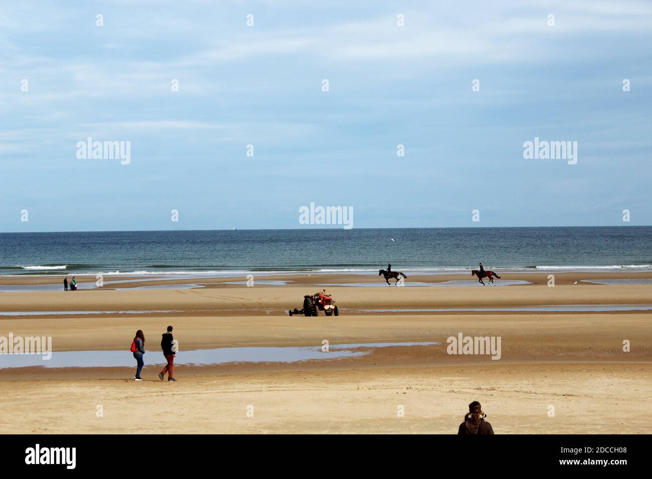Spaziergänger, Reiter, Pferde am Strand von Omaha Beach, Normandie, Frankreich Stock Photo
