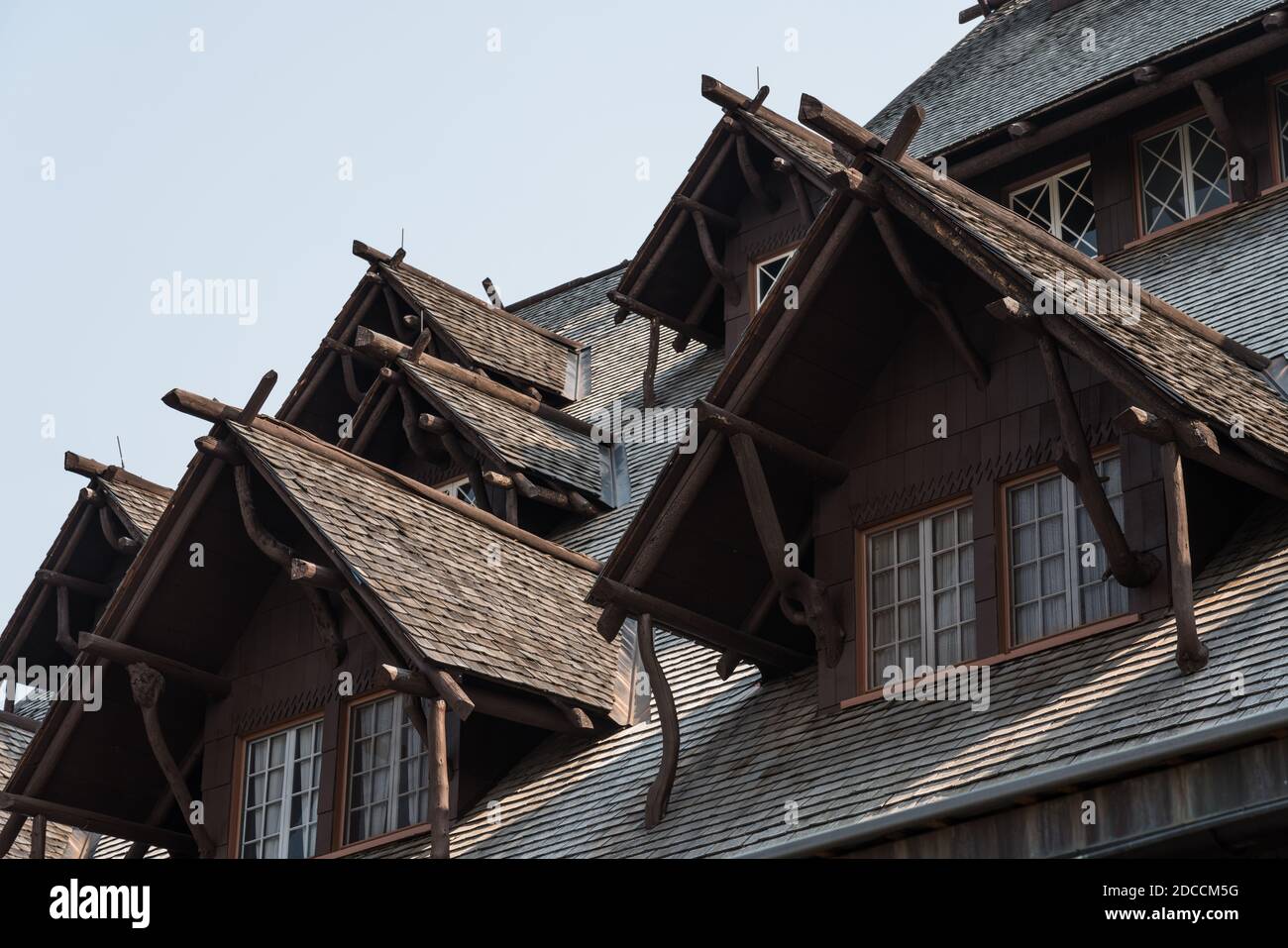 The Old Faithful Inn was built of logs in the winter of 1903-1904 and is a National Historic Landmark.  Yellowstone National Park, Wyoming, USA. Stock Photo