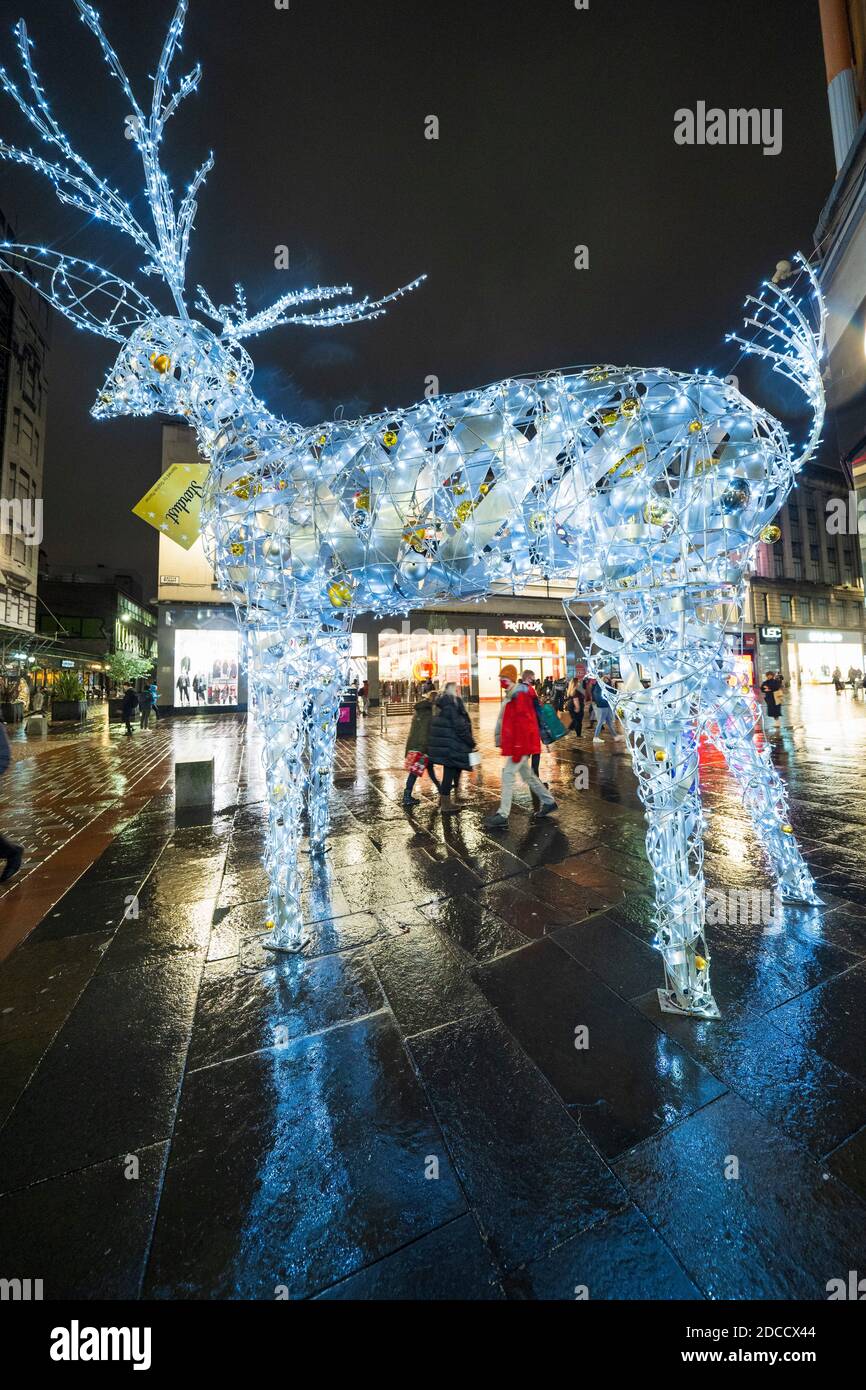 Glasgow, Scotland, UK. 20 November 2020. On evening shortly before the severest level 4 lockdown will be imposed at 6pm, shoppers are out on the streets of Glasgow doing last minute Christmas shopping before the shops close for 3 weeks. Views in evening as shops and businesses are closing. Pictured; Reindeer on Argyle Street. .Iain Masterton/Alamy Live News Stock Photo