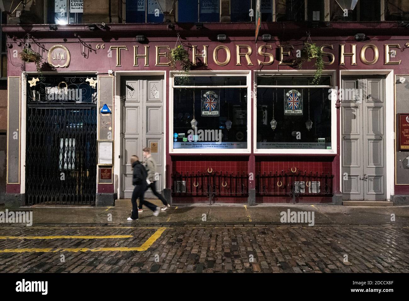 Glasgow, Scotland, UK. 20 November 2020. On evening shortly before the severest level 4 lockdown will be imposed at 6pm, shoppers are out on the streets of Glasgow doing last minute Christmas shopping before the shops close for 3 weeks. Views in evening as shops and businesses are closing. Pictured; The Horseshoe Bar is closed. .Iain Masterton/Alamy Live News Stock Photo