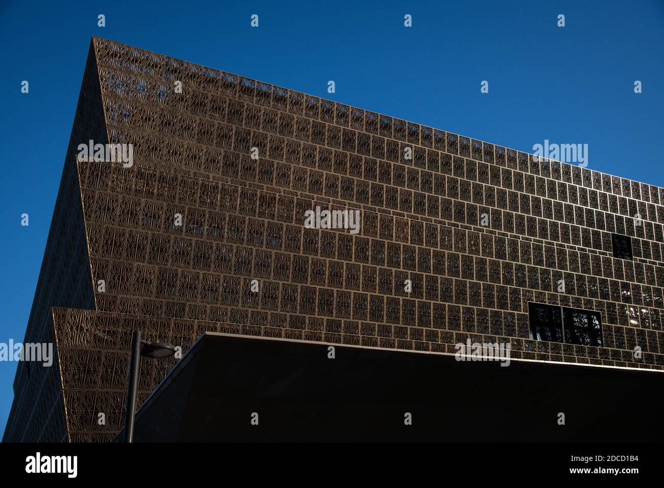 Washington, USA. 20th Nov, 2020. A general view of the National Museum of African American History and Culture (NMAAHC), a Smithsonian Institution, in Washington, DC, on November 20, 2020, amid the coronavirus pandemic. As confirmed COVID-19 case counts soar across the country, Smithsonian Institutions in Washington announced they would be closing again starting next week. (Graeme Sloan/Sipa USA) Credit: Sipa USA/Alamy Live News Stock Photo