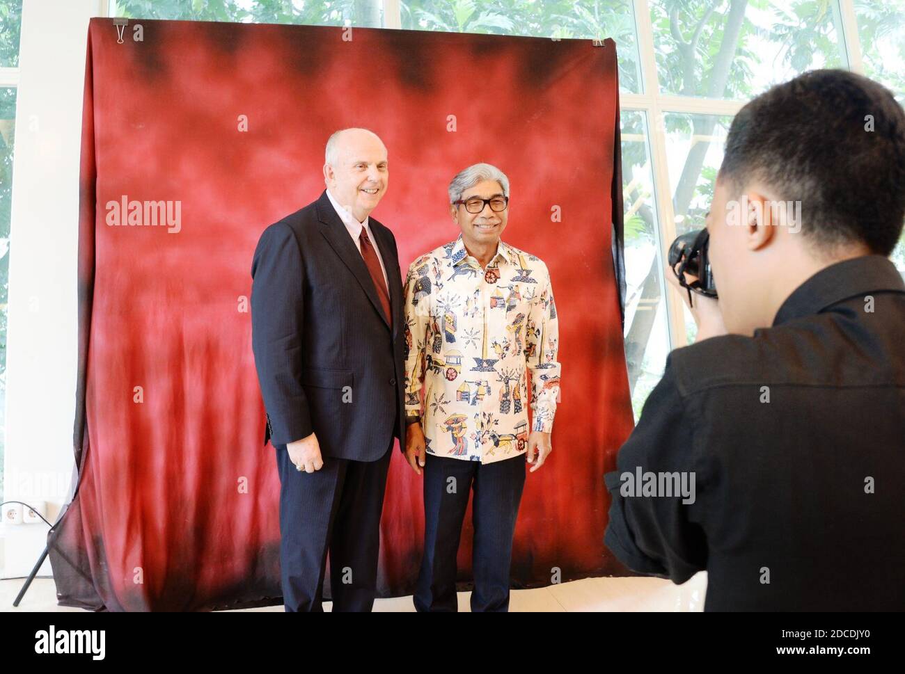 Kedubes As Dan Kemlu Ri Luncurkan Perangko Peringatan Dan Program Bersama Stock Photo Alamy<script async src=