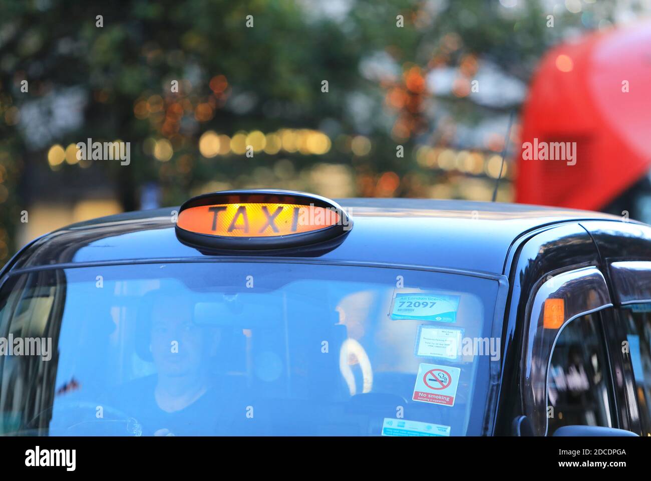 black-cab-at-christmas-time-on-oxford-street-in-london-uk-stock-photo