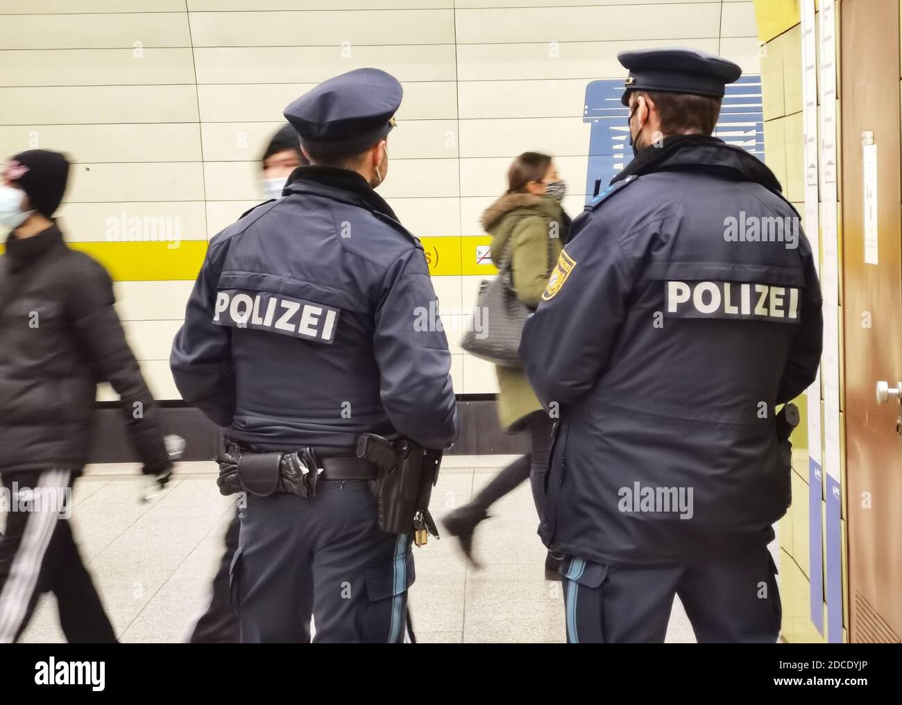 Munich, Bavaria, Germany. 20th Nov, 2020. Examples of mask patrols carried out by police at Munich's Stachus and at the Marienplatz U-Bahn Subway station. Despite the presence of police, large numbers of people in the Fussgaengerzone of the city sinply remove their masks a few meters away from police leaving the zone with close to 50% non-compliance. Credit: Sachelle Babbar/ZUMA Wire/Alamy Live News Stock Photo