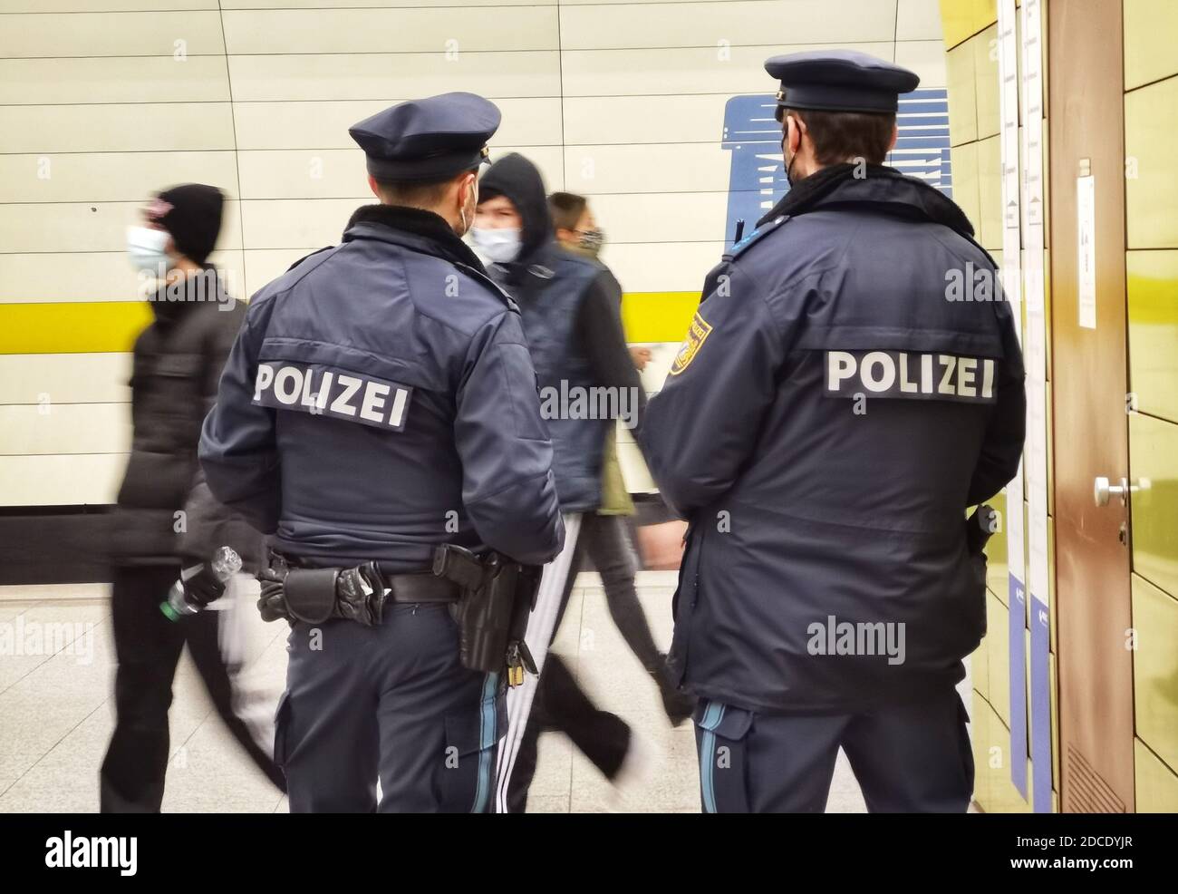 Munich, Bavaria, Germany. 20th Nov, 2020. Examples of mask patrols carried out by police at Munich's Stachus and at the Marienplatz U-Bahn Subway station. Despite the presence of police, large numbers of people in the Fussgaengerzone of the city sinply remove their masks a few meters away from police leaving the zone with close to 50% non-compliance. Credit: Sachelle Babbar/ZUMA Wire/Alamy Live News Stock Photo