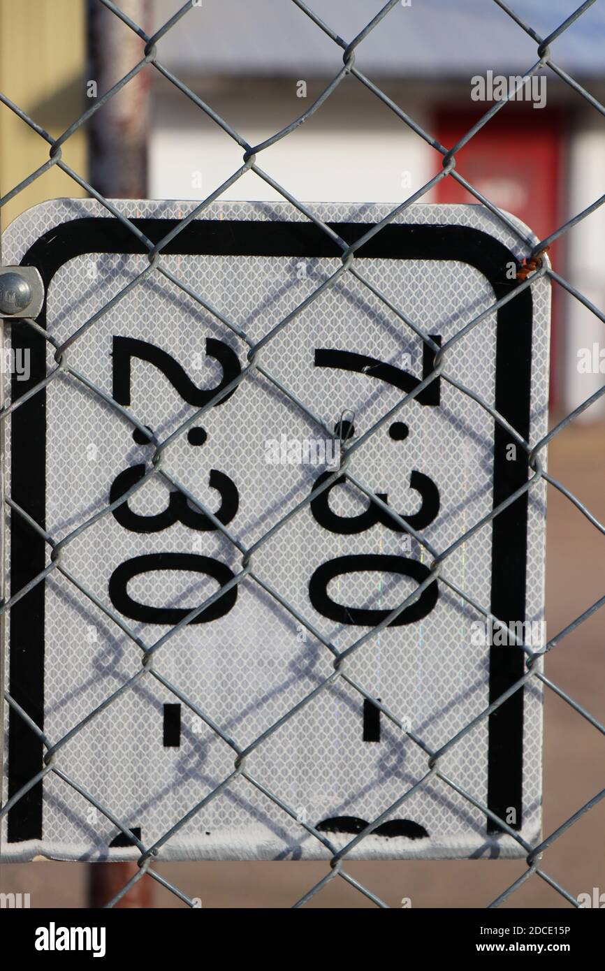 Chainlink fence sign hi-res stock photography and images - Alamy