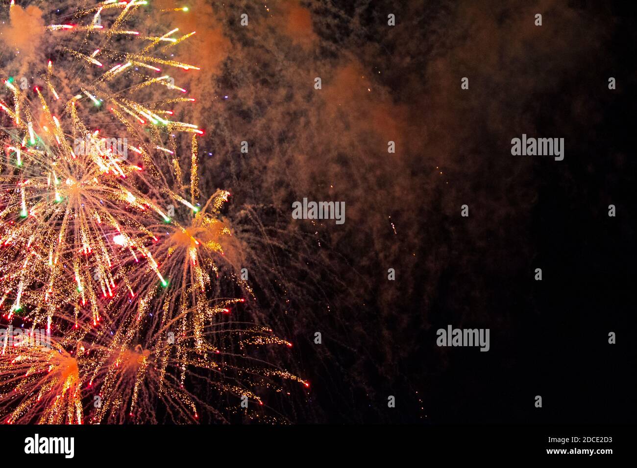 Buntes Silvester Feuerwerk am Nachthimmel Stock Photo