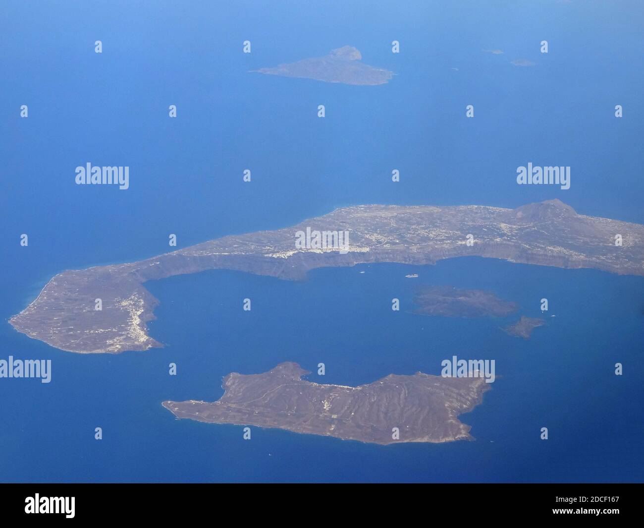Grèce, survol de l'île de Santorin en direction d'Héraklion Stock Photo