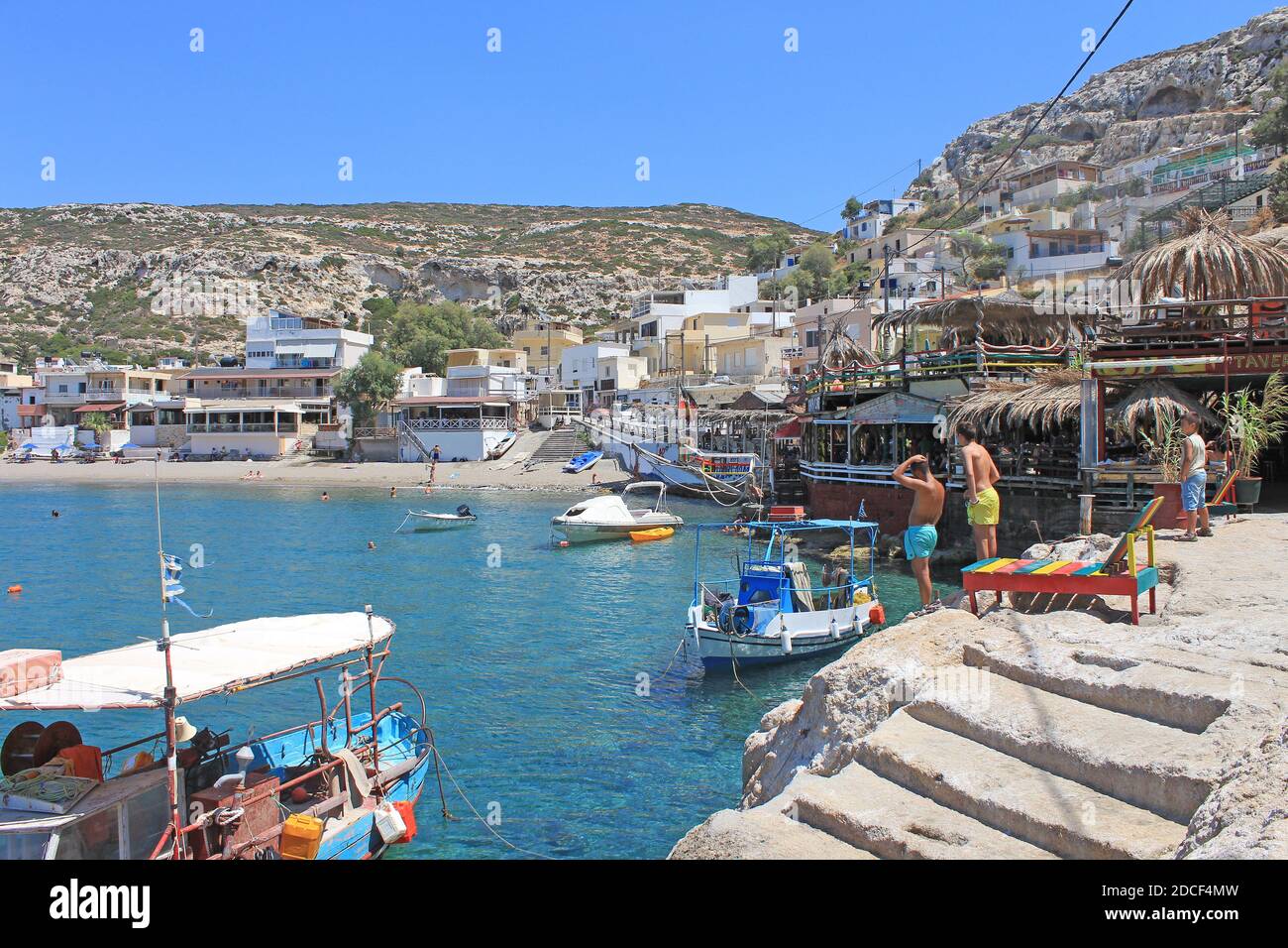 Crète, station balnéaire et plage de Matala Stock Photo - Alamy