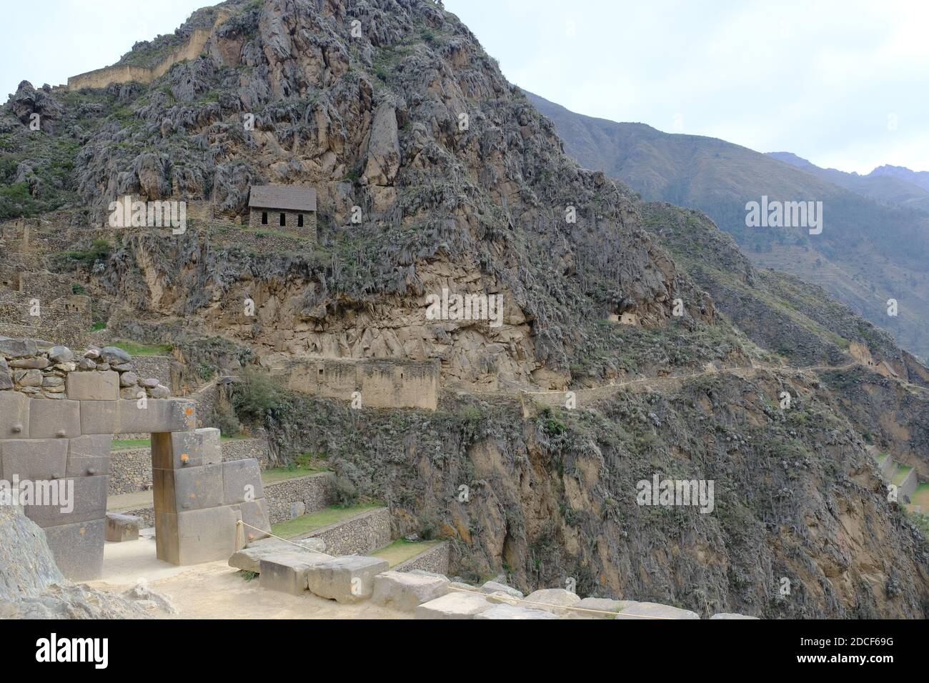 Peru Sacred Valley Ollantaytambo - Stone gate in Ollantaytambo ruins - Ruinas Ollantaytambo Stock Photo