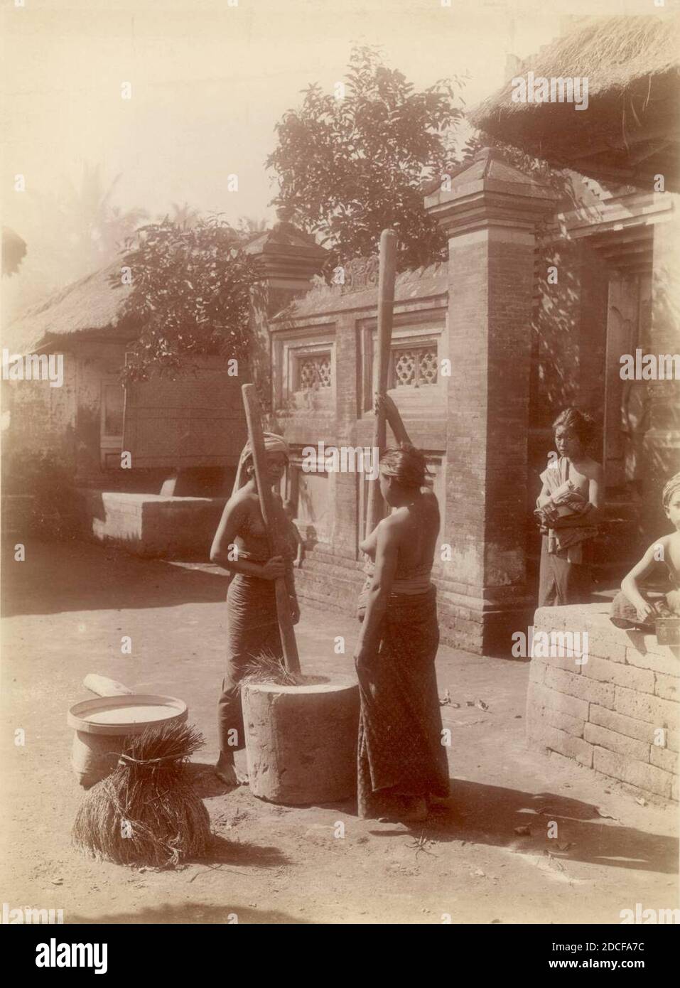 - Kurkdjian - Sourabaia-Java - Women pounding rice in Bali - circa 1910. Stock Photo