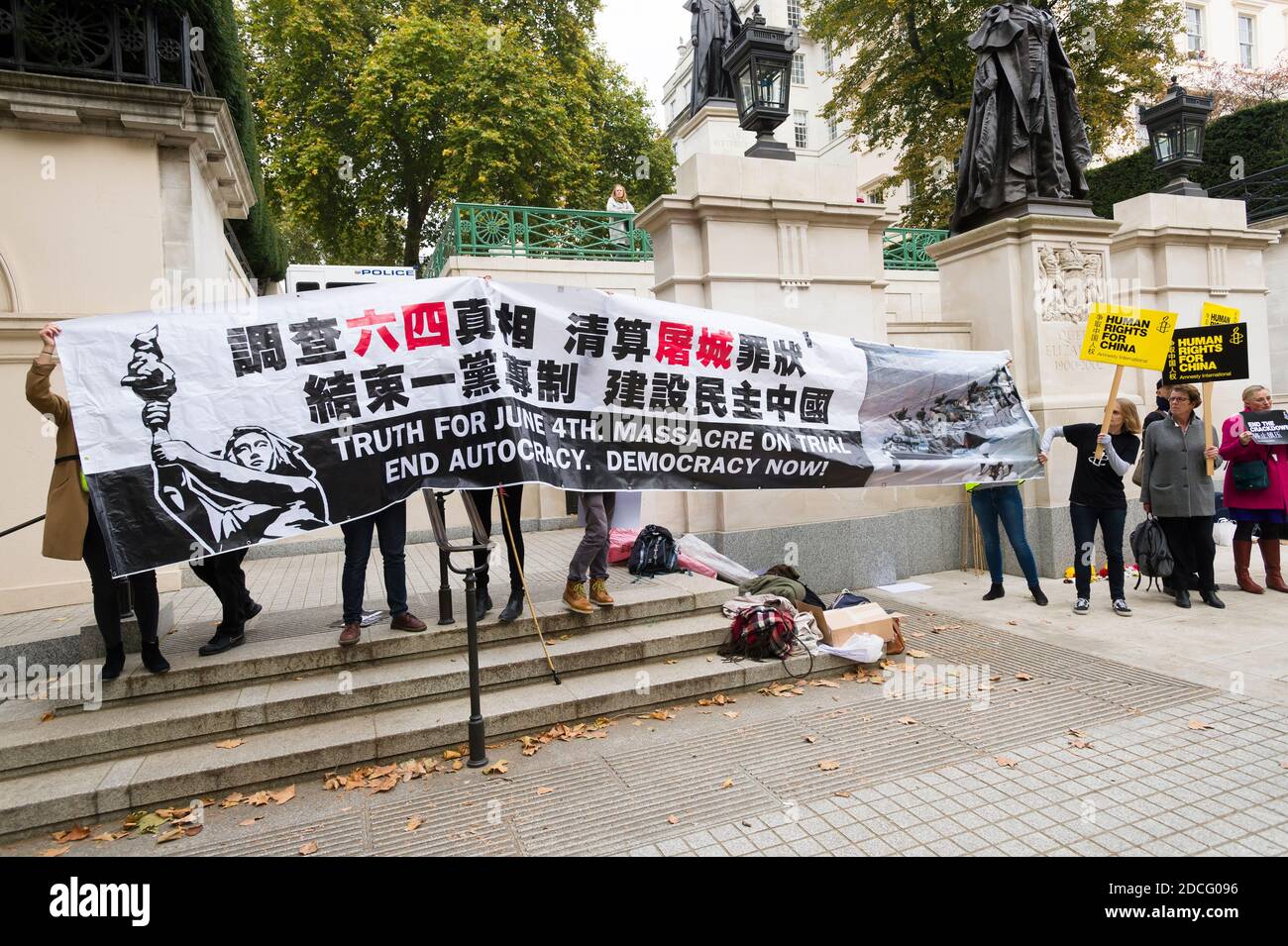 Human rights protest highlighting China’s human rights issues on the first day of the Chinese President Xi Jinping state visit to Britain. The Mall, Saint Jame's Park, Westminster, London, UK.  20 Oct 2015 Stock Photo