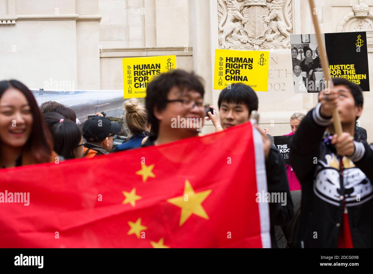 Human rights protest highlighting China’s human rights issues on the first day of the Chinese President Xi Jinping state visit to Britain. The Mall, Saint Jame's Park, Westminster, London, UK.  20 Oct 2015 Stock Photo