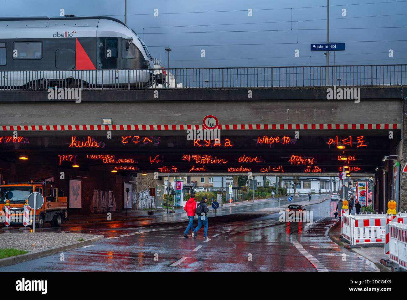 Hauptbahnhof, Abellio Nahverkehrszug, Lichtinstallation, Lichtkunstwerk „KunstLichtTor 15 - Wohin/Woher“ in einem Strassentunnel, unter dem Hauptbahnh Stock Photo