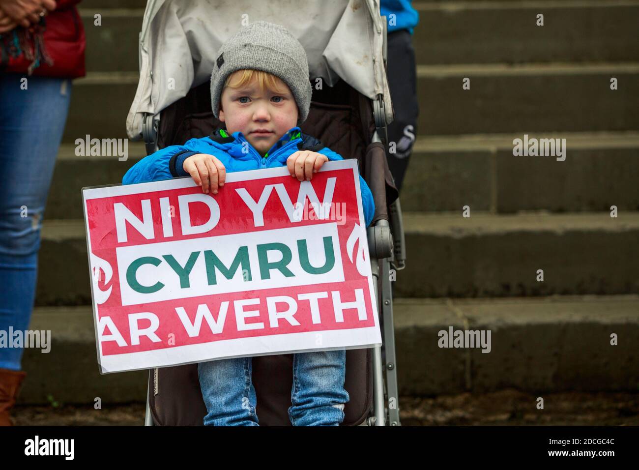 Carmarthen, Carmarthenshire, Wales, UK. 21 November, 2020. Cymdeithas yr Iaith Gymraeg, the Welsh Language Society, at a demonstration at County Hall, Carmarthen, Carmarthenshire, west Wales to highlight the crisis that makes it difficult for people in some, particularly rural, areas of Wales to afford housing in their locality  Credit: Gruffydd Ll. Thomas Stock Photo