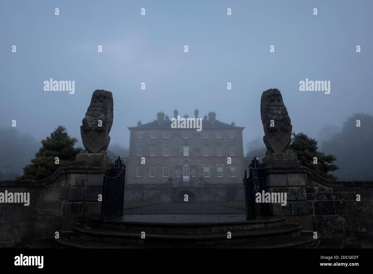 Pollok House Glasgow in the fog Stock Photo Alamy