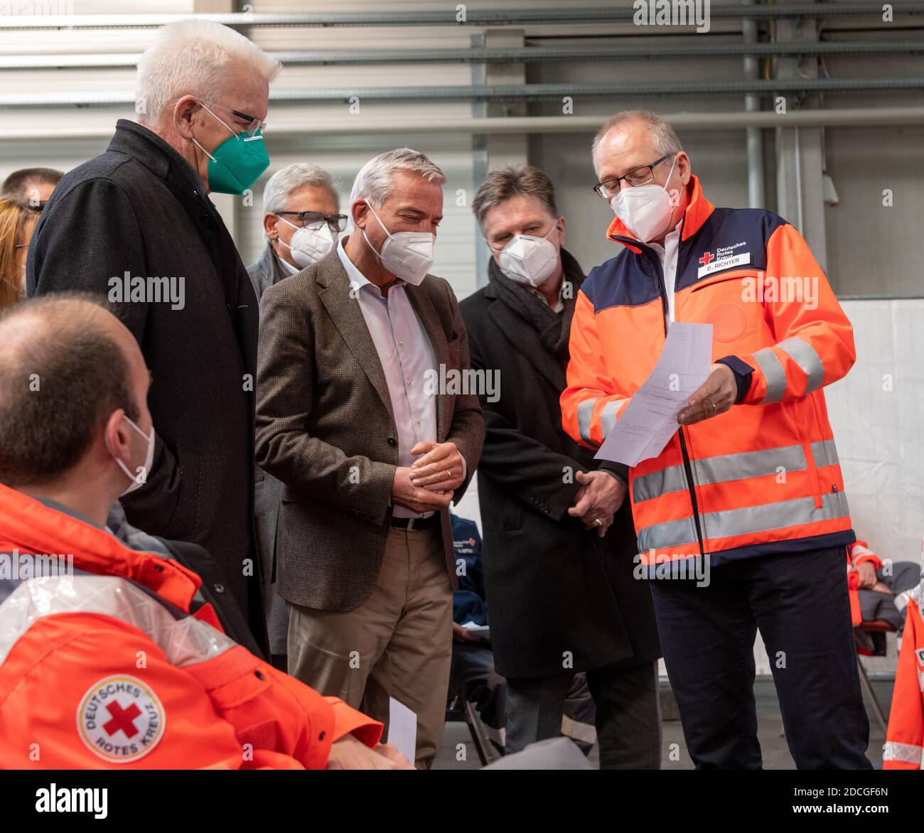 21 November 2020, Baden-Wuerttemberg, Ulm: Winfried Kretschmann (Bündnis 90/Die Grünen, l-r), Prime Minister of Baden-Württemberg, Gunter Czisch (CDU), Lord Mayor of Ulm, Thomas Strobl (CDU), Minister of the Interior of Baden-Württemberg, and Manne Mucha (Bündnis 90/Die Grünen), Minister of Social Affairs of Baden-Württemberg, have the procedure of the vaccination centre explained to them in the exhibition centre by David Richter, Managing Director of the German Red Cross rescue service Heidenheim-Ulm. The German Red Cross rehearsed the procedure for the vaccination of a corona vaccine in the Stock Photo