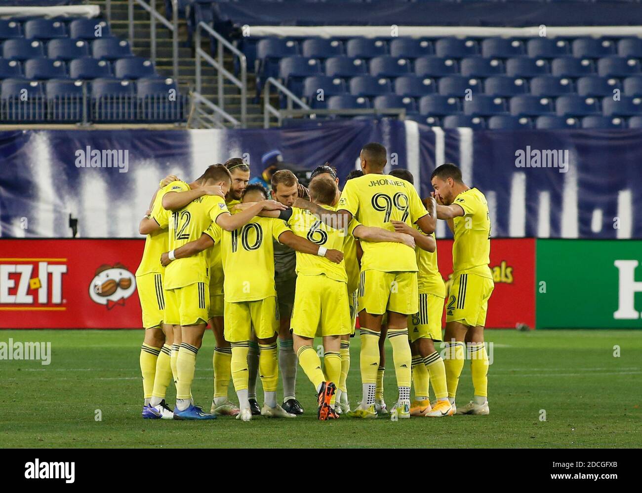 Nashville, TN, USA. 20th Nov, 2020. Nashville SC players huddle together prior to kickoff of an MLS Cup Playoffs Eastern Conference Play-In game between Nashville SC and Inter Miami, November 20, 2020 at Nissan Stadium Credit: Action Plus Sports/Alamy Live News Stock Photo