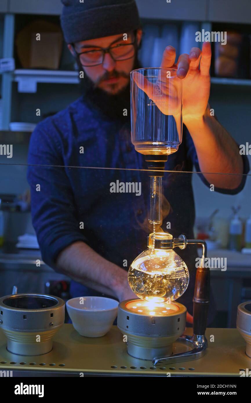 UNITED STATES / California / San Francisco /Male barista making coffee at the siphon bar at Blue Bottle Café in San Francisco. Stock Photo