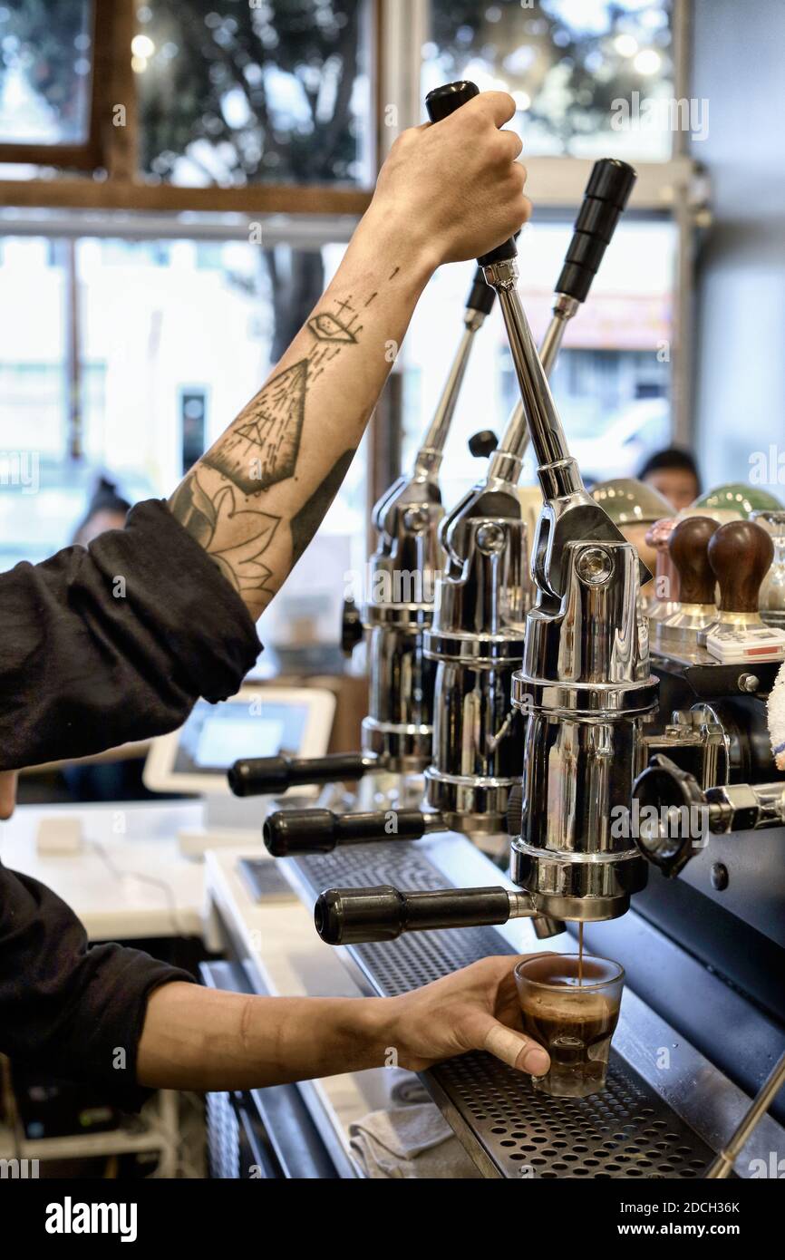 https://c8.alamy.com/comp/2DCH36K/united-states-california-san-francisco-barista-making-coffee-with-lever-espresso-machine-2DCH36K.jpg