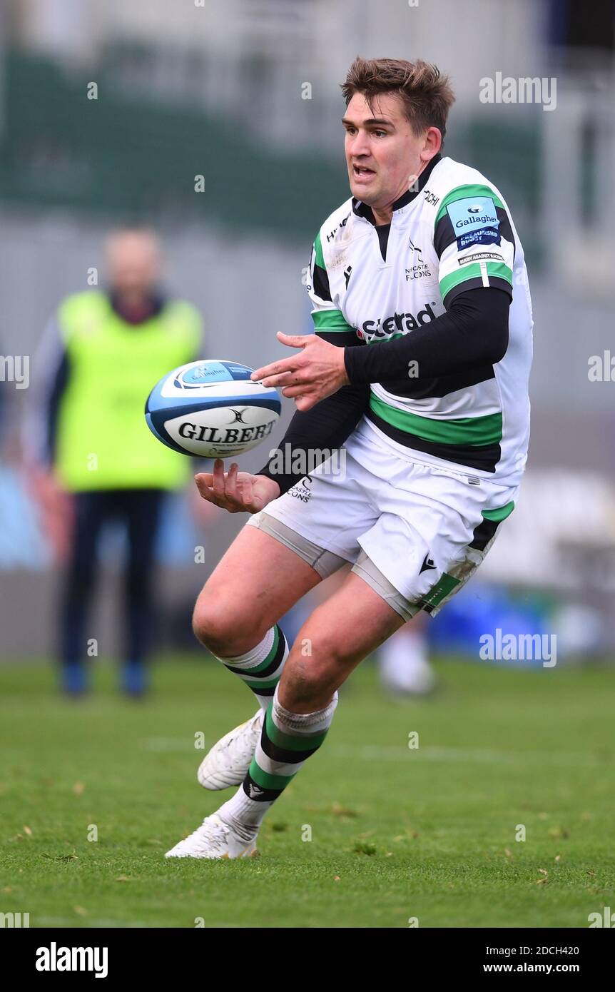 Recreation Ground, Bath, Somerset, UK. 21st Nov, 2020. English Premiership Rugby, Bath versus Newcastle Falcons; Toby Flood of Newcastle Falcons passes the ball Credit: Action Plus Sports/Alamy Live News Stock Photo