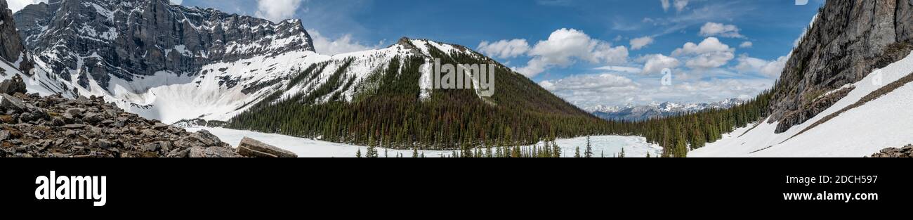 360-degree panoramic view of Rawson Lake, Alberta, Canada in early June. Peter Lougheed Provincial Park. Mount Sarrail on left, Sarrail Ridge at cen Stock Photo
